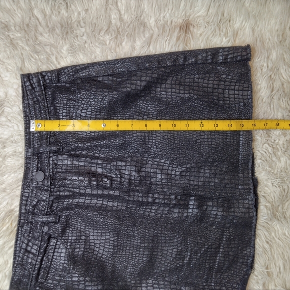 New Blank NYC Python Raw Hem Coated Denim A-line Mini Skirt Size 26 - Picture 12 of 12